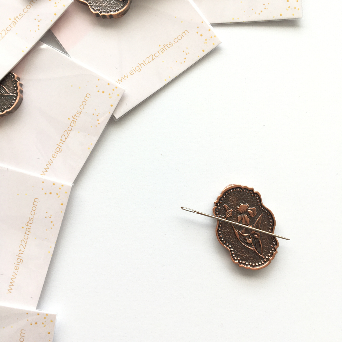 Elegant Rose Gold Iris Magnetic Needle Minder
